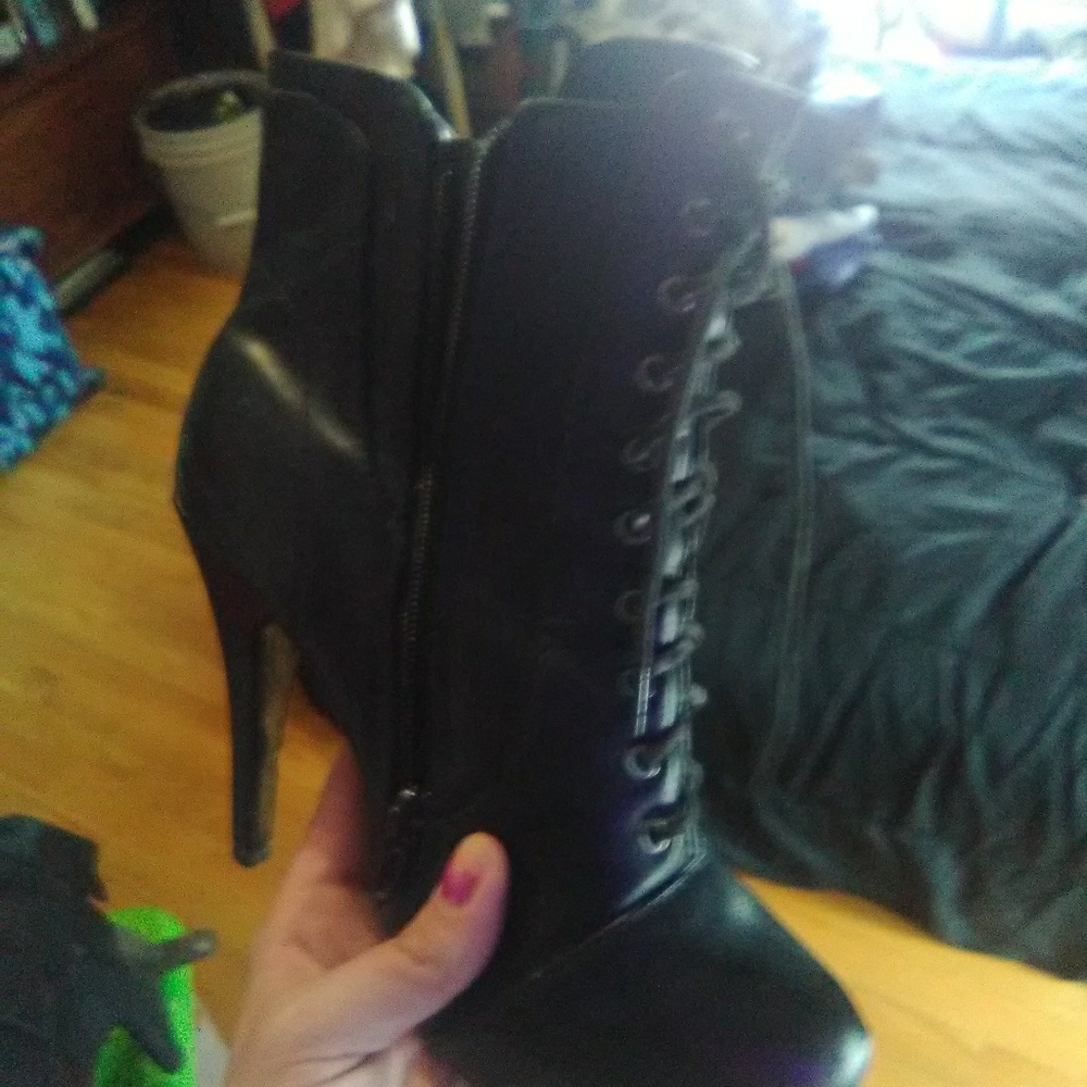 Shoes - Picture 5 of 6